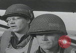 Standbild US-Offizier liest Newbury England Vereinigtes Königreich, 1944, aus Sekunde 14 historischem Filmmaterial Videoclip 65675080770