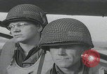 Standbild US-Offizier liest Newbury England Vereinigtes Königreich, 1944, aus Sekunde 15 historischem Filmmaterial Videoclip 65675080770