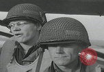 Standbild US-Offizier liest Newbury England Vereinigtes Königreich, 1944, aus Sekunde 16 historischem Filmmaterial Videoclip 65675080770