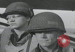 Standbild US-Offizier liest Newbury England Vereinigtes Königreich, 1944, aus Sekunde 17 historischem Filmmaterial Videoclip 65675080770