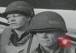 Standbild US-Offizier liest Newbury England Vereinigtes Königreich, 1944, aus Sekunde 18 historischem Filmmaterial Videoclip 65675080770