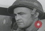 Standbild US-Offizier liest Newbury England Vereinigtes Königreich, 1944, aus Sekunde 19 historischem Filmmaterial Videoclip 65675080770