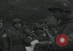 Standbild US-Offizier liest Newbury England Vereinigtes Königreich, 1944, aus Sekunde 30 historischem Filmmaterial Videoclip 65675080770