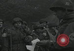 Standbild US-Offizier liest Newbury England Vereinigtes Königreich, 1944, aus Sekunde 32 historischem Filmmaterial Videoclip 65675080770