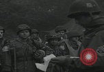 Standbild US-Offizier liest Newbury England Vereinigtes Königreich, 1944, aus Sekunde 33 historischem Filmmaterial Videoclip 65675080770