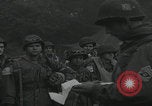 Standbild US-Offizier liest Newbury England Vereinigtes Königreich, 1944, aus Sekunde 34 historischem Filmmaterial Videoclip 65675080770