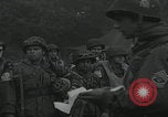 Standbild US-Offizier liest Newbury England Vereinigtes Königreich, 1944, aus Sekunde 37 historischem Filmmaterial Videoclip 65675080770