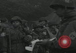 Standbild US-Offizier liest Newbury England Vereinigtes Königreich, 1944, aus Sekunde 38 historischem Filmmaterial Videoclip 65675080770
