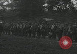 Standbild US-Offizier liest Newbury England Vereinigtes Königreich, 1944, aus Sekunde 43 historischem Filmmaterial Videoclip 65675080770