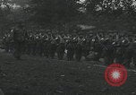 Standbild US-Offizier liest Newbury England Vereinigtes Königreich, 1944, aus Sekunde 53 historischem Filmmaterial Videoclip 65675080770