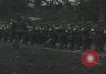 Standbild US-Offizier liest Newbury England Vereinigtes Königreich, 1944, aus Sekunde 56 historischem Filmmaterial Videoclip 65675080770