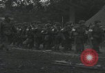 Standbild US-Offizier liest Newbury England Vereinigtes Königreich, 1944, aus Sekunde 57 historischem Filmmaterial Videoclip 65675080770