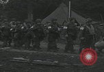 Standbild US-Offizier liest Newbury England Vereinigtes Königreich, 1944, aus Sekunde 58 historischem Filmmaterial Videoclip 65675080770