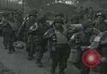 Standbild US-Offizier liest Newbury England Vereinigtes Königreich, 1944, aus Sekunde 61 historischem Filmmaterial Videoclip 65675080770