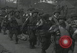 Standbild US-Offizier liest Newbury England Vereinigtes Königreich, 1944, aus Sekunde 62 historischem Filmmaterial Videoclip 65675080770