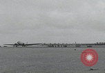Standbild C-47 heben einzeln ab Newbury England Vereinigtes Königreich, 1944, aus Sekunde 20 historischem Filmmaterial Videoclip 65675080771
