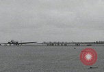 Standbild C-47 heben einzeln ab Newbury England Vereinigtes Königreich, 1944, aus Sekunde 21 historischem Filmmaterial Videoclip 65675080771