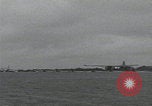 Standbild C-47 heben einzeln ab Newbury England Vereinigtes Königreich, 1944, aus Sekunde 55 historischem Filmmaterial Videoclip 65675080771