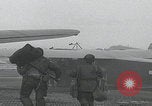 Standbild Fallschirmjäger der 101 Luftlandedivision nach Holland Newbury England Vereinigtes Königreich, 1944, aus Sekunde 25 historischem Filmmaterial Videoclip 65675080772