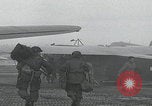 Standbild Fallschirmjäger der 101 Luftlandedivision nach Holland Newbury England Vereinigtes Königreich, 1944, aus Sekunde 26 historischem Filmmaterial Videoclip 65675080772