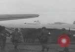 Standbild Fallschirmjäger der 101 Luftlandedivision nach Holland Newbury England Vereinigtes Königreich, 1944, aus Sekunde 29 historischem Filmmaterial Videoclip 65675080772
