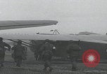 Standbild Fallschirmjäger der 101 Luftlandedivision nach Holland Newbury England Vereinigtes Königreich, 1944, aus Sekunde 30 historischem Filmmaterial Videoclip 65675080772
