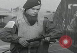 Standbild Fallschirmjäger der 101 Luftlandedivision nach Holland Newbury England Vereinigtes Königreich, 1944, aus Sekunde 54 historischem Filmmaterial Videoclip 65675080772