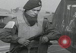 Standbild Fallschirmjäger der 101 Luftlandedivision nach Holland Newbury England Vereinigtes Königreich, 1944, aus Sekunde 55 historischem Filmmaterial Videoclip 65675080772