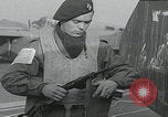 Standbild Fallschirmjäger der 101 Luftlandedivision nach Holland Newbury England Vereinigtes Königreich, 1944, aus Sekunde 56 historischem Filmmaterial Videoclip 65675080772