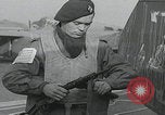 Standbild Fallschirmjäger der 101 Luftlandedivision nach Holland Newbury England Vereinigtes Königreich, 1944, aus Sekunde 57 historischem Filmmaterial Videoclip 65675080772