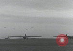 Image Formation d'avions de transport de la RAF Newbury Newbury Berkshire Angleterre Royaume-Uni, 1944, de la seconde 16 séquences d'archives historiques vidéo 65675080775