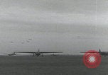 Image Formation d'avions de transport de la RAF Newbury Newbury Berkshire Angleterre Royaume-Uni, 1944, de la seconde 18 séquences d'archives historiques vidéo 65675080775