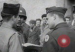 Immagine di Scambio di prigionieri tra alleati e nazisti tedeschi Francia, 1945, secondo 13 filmato di repertorio 65675080820