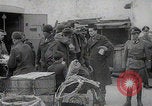 Immagine di Scambio di prigionieri tra alleati e nazisti tedeschi Francia, 1945, secondo 14 filmato di repertorio 65675080820