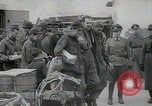 Immagine di Scambio di prigionieri tra alleati e nazisti tedeschi Francia, 1945, secondo 15 filmato di repertorio 65675080820