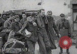 Immagine di Scambio di prigionieri tra alleati e nazisti tedeschi Francia, 1945, secondo 16 filmato di repertorio 65675080820