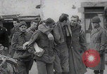 Immagine di Scambio di prigionieri tra alleati e nazisti tedeschi Francia, 1945, secondo 17 filmato di repertorio 65675080820