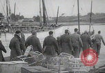 Immagine di Scambio di prigionieri tra alleati e nazisti tedeschi Francia, 1945, secondo 19 filmato di repertorio 65675080820