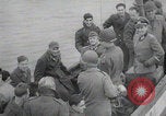 Immagine di Scambio di prigionieri tra alleati e nazisti tedeschi Francia, 1945, secondo 23 filmato di repertorio 65675080820