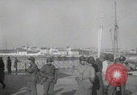 Immagine di Scambio di prigionieri tra alleati e nazisti tedeschi Francia, 1945, secondo 26 filmato di repertorio 65675080820
