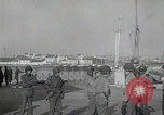 Immagine di Scambio di prigionieri tra alleati e nazisti tedeschi Francia, 1945, secondo 28 filmato di repertorio 65675080820