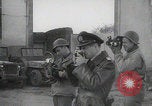 Immagine di Scambio di prigionieri tra alleati e nazisti tedeschi Francia, 1945, secondo 29 filmato di repertorio 65675080820
