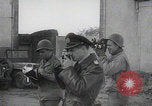Immagine di Scambio di prigionieri tra alleati e nazisti tedeschi Francia, 1945, secondo 30 filmato di repertorio 65675080820