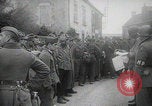 Immagine di Scambio di prigionieri tra alleati e nazisti tedeschi Francia, 1945, secondo 31 filmato di repertorio 65675080820