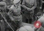 Immagine di Scambio di prigionieri tra alleati e nazisti tedeschi Francia, 1945, secondo 39 filmato di repertorio 65675080820
