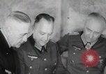 Immagine di Scambio di prigionieri tra alleati e nazisti tedeschi Francia, 1945, secondo 49 filmato di repertorio 65675080820