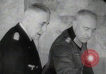 Immagine di Scambio di prigionieri tra alleati e nazisti tedeschi Francia, 1945, secondo 51 filmato di repertorio 65675080820