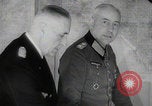 Immagine di Scambio di prigionieri tra alleati e nazisti tedeschi Francia, 1945, secondo 53 filmato di repertorio 65675080820