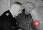 Immagine di Scambio di prigionieri tra alleati e nazisti tedeschi Francia, 1945, secondo 54 filmato di repertorio 65675080820