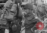 Immagine di Le truppe canadesi salgono a bordo della nave da trasporto Adak Isole Aleutine, 1943, secondo 5 filmato di repertorio 65675080864